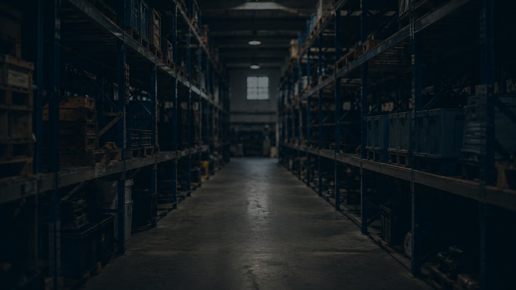 Pasillo de bodega con estanterías metálicas